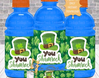 Può includere: Tre bottiglie d'acqua blu con etichette verdi e dorate che recitano "You Shamrock". Le etichette presentano un cappello da folletto dei cartoni animati con un trifoglio in cima. Le etichette sono circondate da disegni di trifogli.