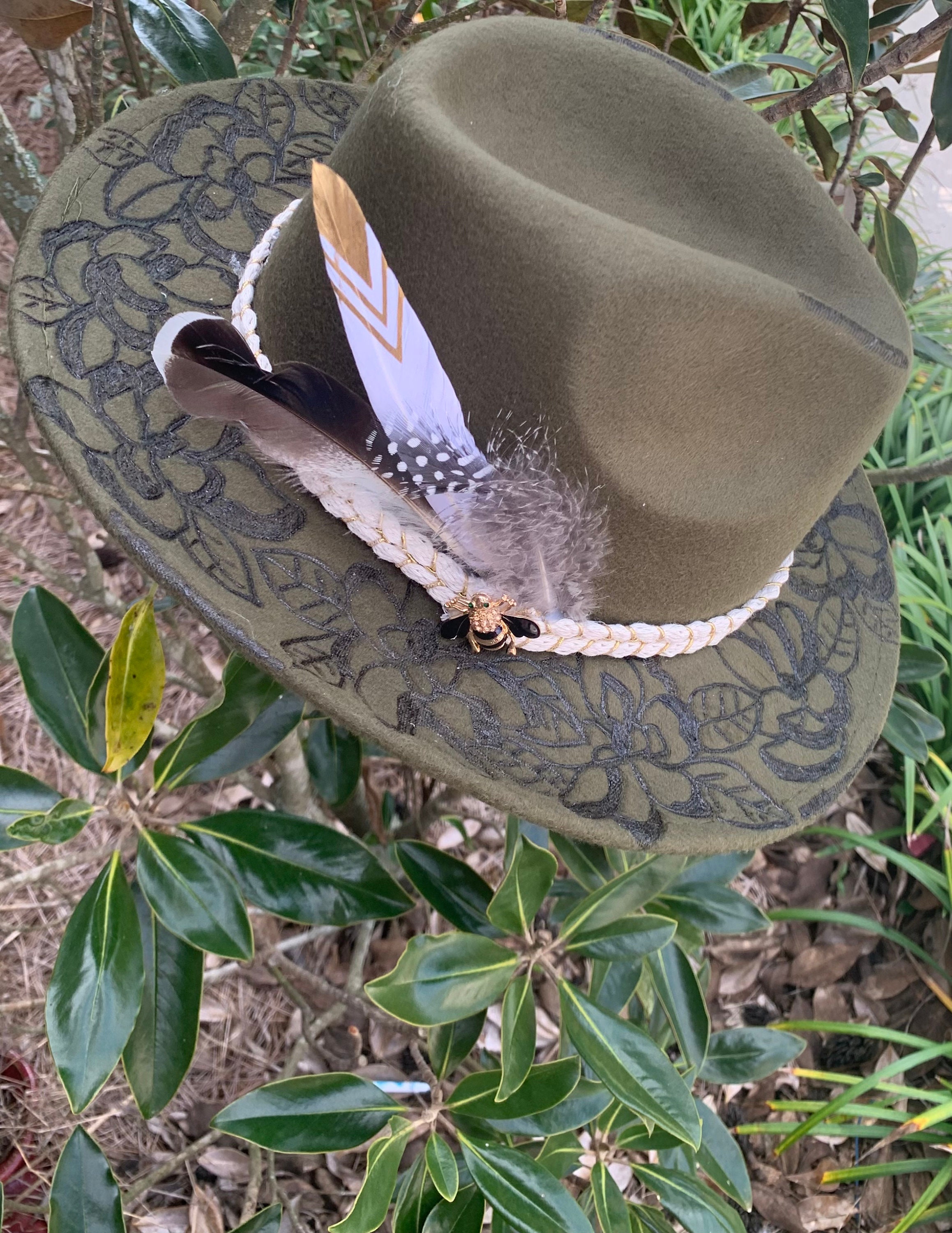 Folding Travel Trilby Sun Hat With a Bee Design 