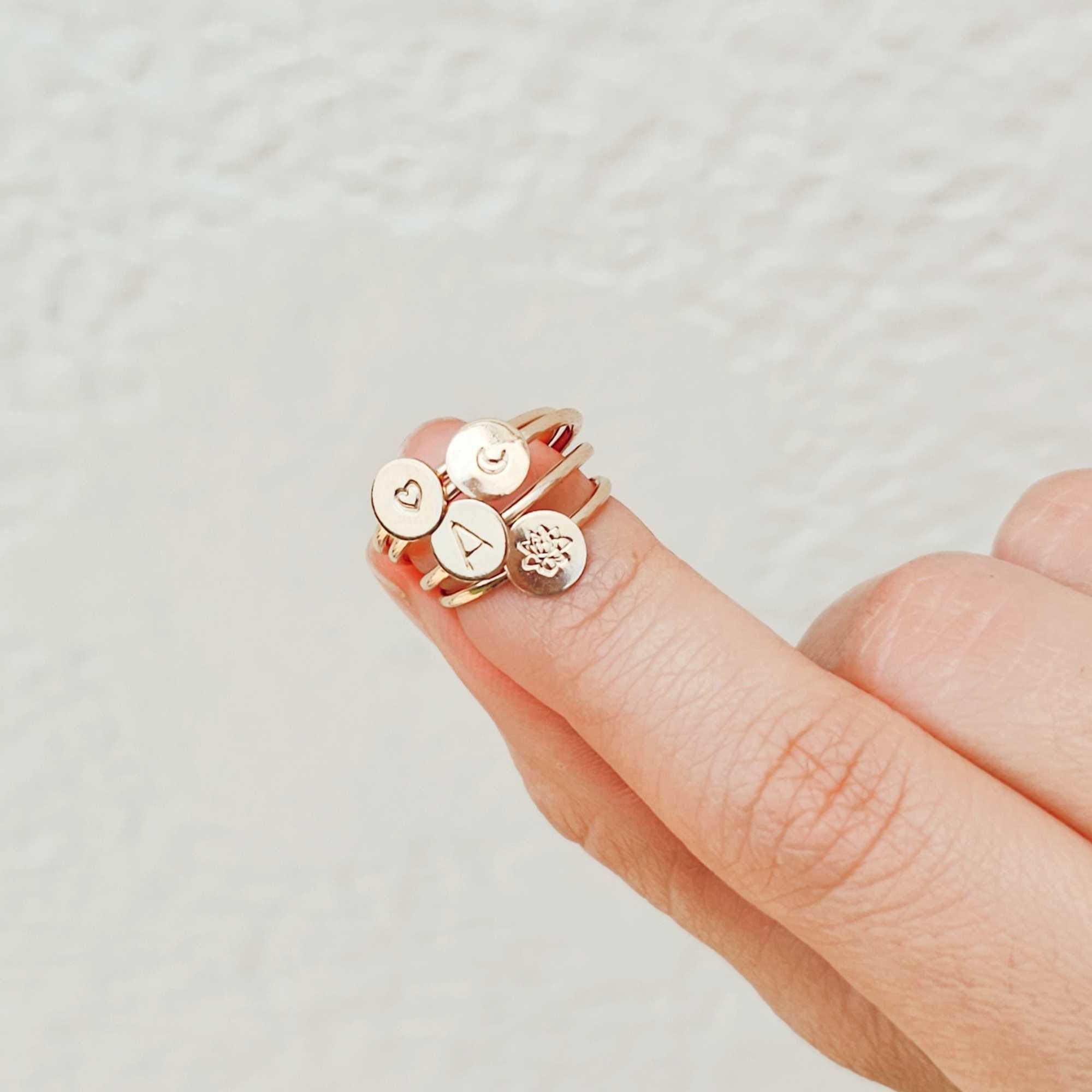 Bague initiale, bague personnalisée, bague remplie d'or, bague