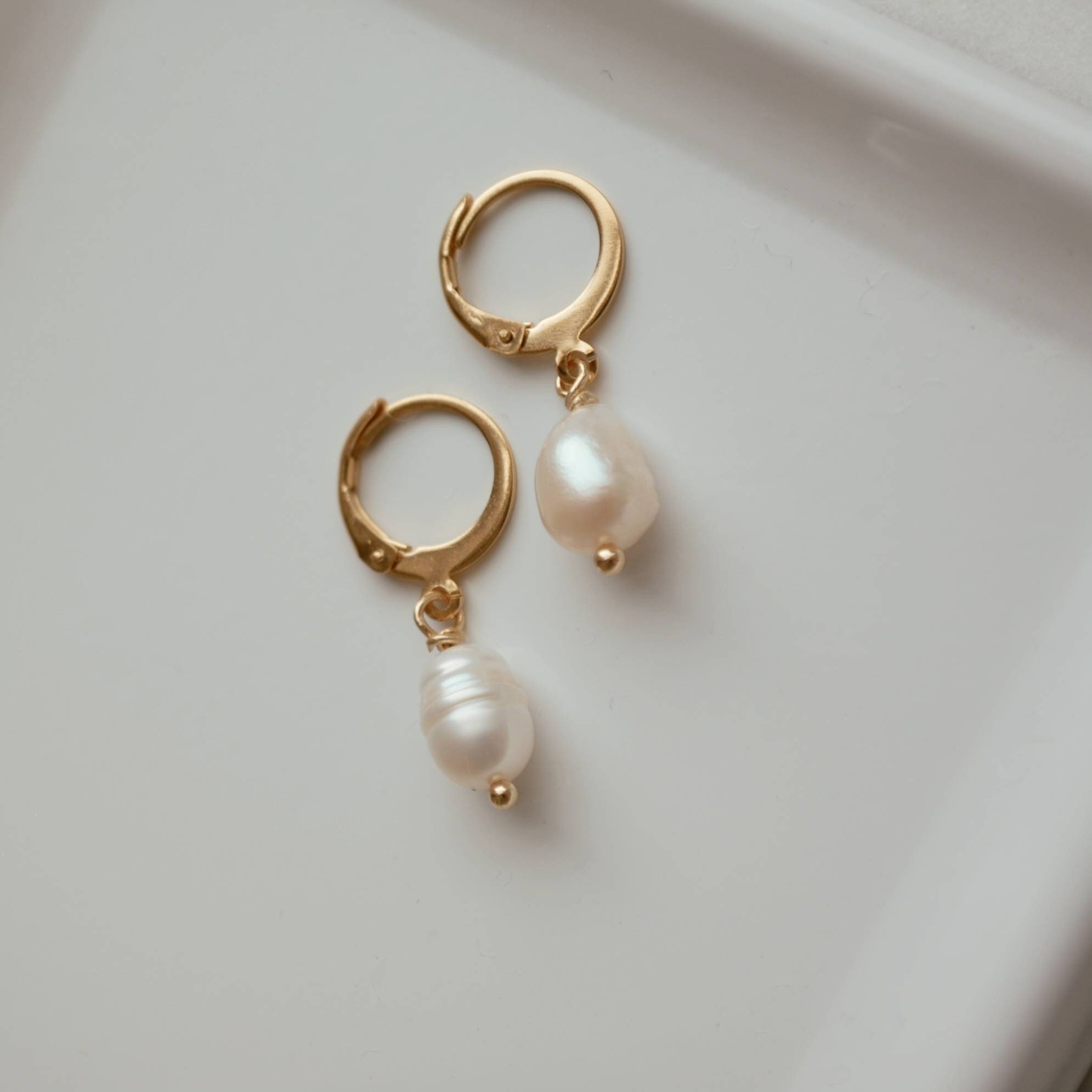 アクセサリーその他 MIDNIGHT MOMENT - half hoop pearl earring - gold Pearl Cluster Pierced Hoop Earrings