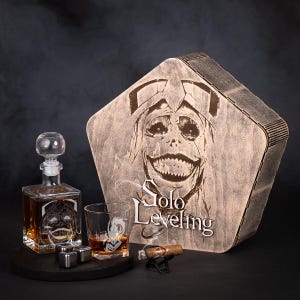 Pode incluir: Uma caixa de madeira, um decantador e um copo de whisky são exibidos. A caixa e o copo têm um design Solo Leveling. O decantador está cheio de líquido âmbar. Um charuto e cubos de gelo de metal também estão presentes.