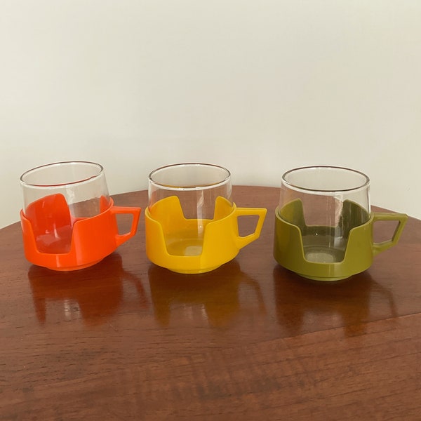 JAJ Pyrex vintage - Drinkups - Tasses de camping en verre à thé/café avec supports en plastique jaune, orange et vert olive - Tasses de pique-nique - Années 60.