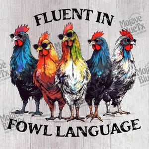 Könnte beinhalten: Fünf Hühner mit Sonnenbrillen, die in einer Reihe stehen. Die Hühner sind bunt und haben unterschiedliche Federmuster. Der Text "FLUENT IN FOWL LANGUAGE" steht unter den Hühnern.