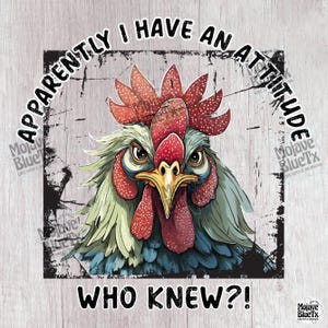 Puede incluir: Un gallo con una cresta y barbillas rojas, blancas y azules, sobre un fondo de madera desgastado. El texto "Apparently I have an attitude who knew?!" está escrito alrededor del gallo.