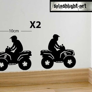 Puede incluir: Pegatinas de silueta negra de dos quads, cada uno con un piloto con casco. Las pegatinas miden 10 cm de alto y de ancho, con el texto "X2" encima. El texto "splashlight-art" está en la esquina superior derecha.