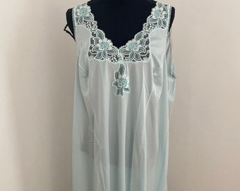 Unworn French 'POUR VOUS' Feminine Lingerie with Plunging Neckline - Turquoise Satin & Lace Anti-static Full Slip (FR54 / UK26 / XXL)