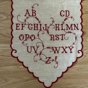 Unbenutzt - Französisch natürliche Leinen bestickt Alphabet scalloped Edged / pointed Cafe Vorhang **** 2 Größen erhältlich ****