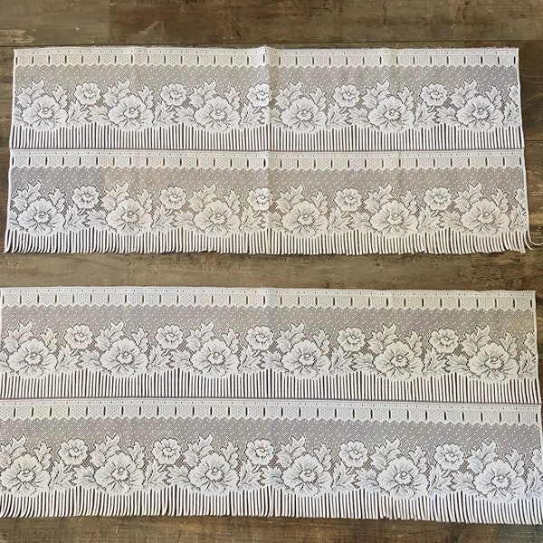 Paire de Français White Floral Net Cafe Curtains / Tiered Pelmets avec Tassels (91 x 38cm)