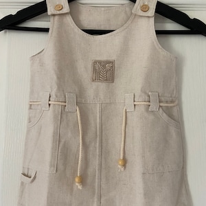 Ongedragen - Little Girls &#39;French - P&#39;tit Mome&#39; Linen Pinafore Dress / Oatmeal Pinafore (18m)