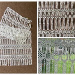 以下が含まれることがあります： 波打つ縁取りと涙のしずくの形を繰り返すパターンが施された、白いレースのトリムが3つ。レースは繊細で、ヴィンテージな雰囲気です。