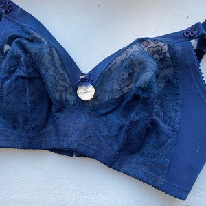NOS - French Vintage Lingerie by &#39;TRIUMPH&#39; Midnight Blue Full Support Lace Bra  (FR85B / UK32B / US32A)