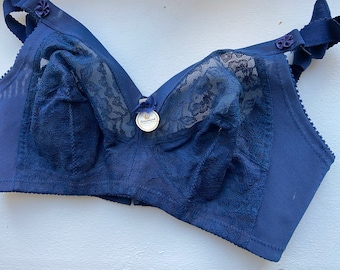 NOS - French Vintage Lingerie by 'TRIUMPH' Midnight Blue Full Support Lace Bra  (FR85B / UK32B / US32A)