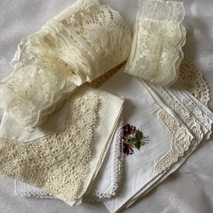 Ein Bündel neutraler antiker französischer Leinenstoff / besticktes Leinen und Spitze / Band / Doilies - Creme und Weiß (10 Stück)