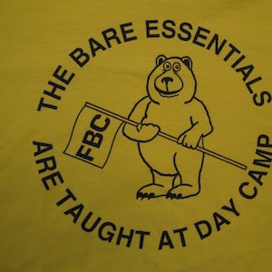 Vintage FBC Camp The Bare Essentials Rolig Souvenir Gul T-shirt Storlek M