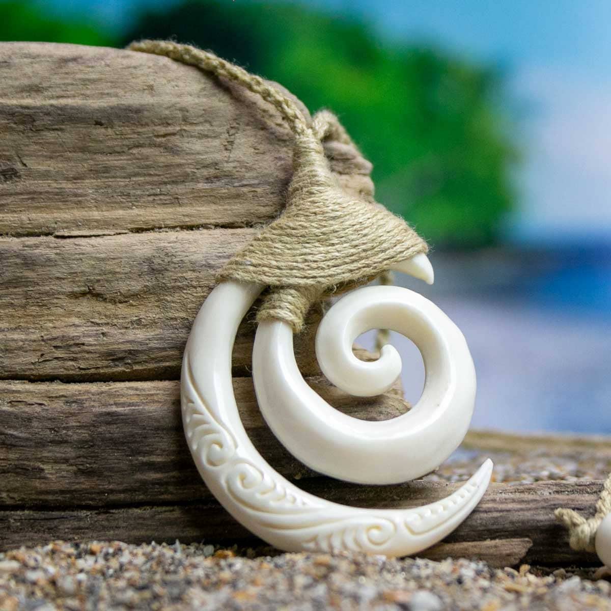 ISLAND PIERCINGS Handgefertigter Amulett Anhänger Spirale im Maori Koru  Design inkl. Band PB144 : : Fashion
