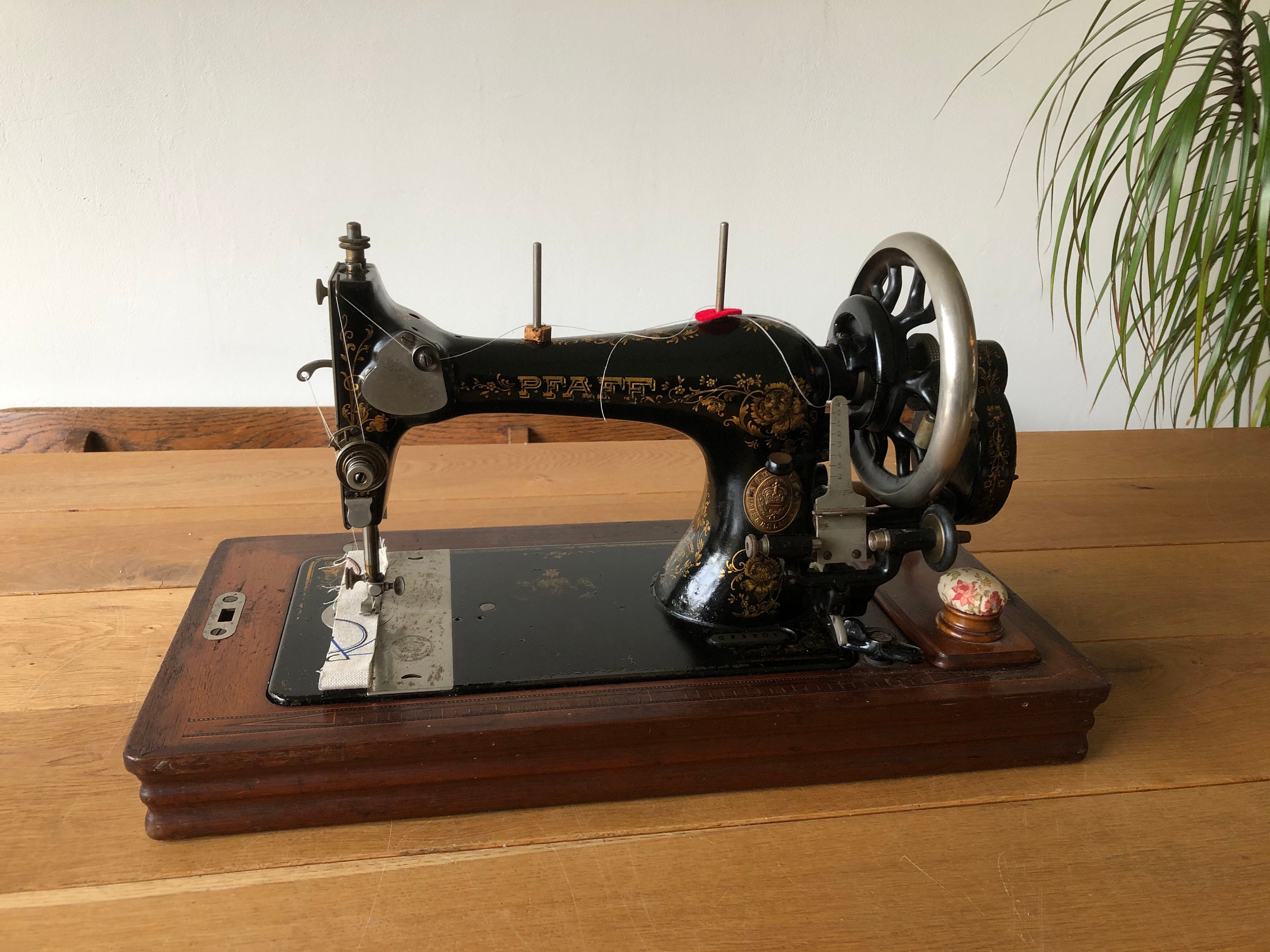 Máquina de coser Alfa antigua Mesa de trabajo Tapa de madera de cedro  vintage -  México