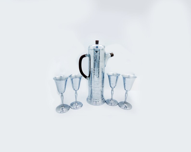 Farber Bakelite & shops Chrome Deco Cocktail Shaker with 4 Chrome Glasses