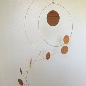 Móvil colgante de madera de cerezo en espiral para decoración del hogar y meditación.