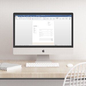 K&ouml;nnte beinhalten: Ein Computerbildschirm zeigt eine leere Rechnungsvorlage in einem Textverarbeitungsprogramm an. Die Rechnungsvorlage tr&auml;gt oben auf der Seite das Wort "INVOICE".