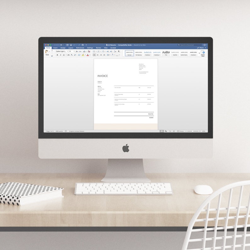 K&ouml;nnte beinhalten: Ein Computerbildschirm zeigt eine leere Rechnungsvorlage in einem Textverarbeitungsprogramm an. Die Rechnungsvorlage tr&auml;gt oben auf der Seite das Wort "INVOICE".