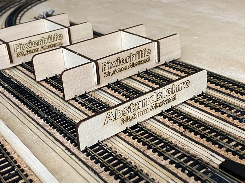 Abstandslehre für Gleisplanung 2x Fixierhilfe Spur Z 1:220 25mm z.B. Märklin, Rokuhan Eisenbahn Modeleisenbahn Bild 5
