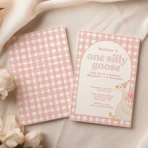 Invitación de cumpleaños rosa de One Silly Goose / Fiesta de primer cumpleaños de niña con cuadros vichy de primavera / Descarga digital de la primera postal temática