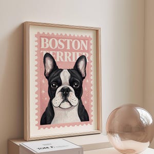 Impresión artística de Boston Terrier / Póster de perro con sello / Postal rosa Decoración del hogar / Descarga de impresión digital / Decoración de dopamina