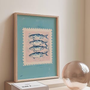 Sardine Stempel Kunstdruck | Sardinen Küche Poster | Digitaler Download für minimalistisches Wohndekor | Pastell Fischdosen Print | Dopamin Dekor
