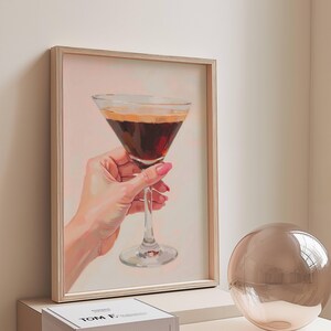 Espresso Martini Cheers Art Print | Koffiecocktails met vrouwenhand | Digitale download voor Dopamine Decor voor thuis