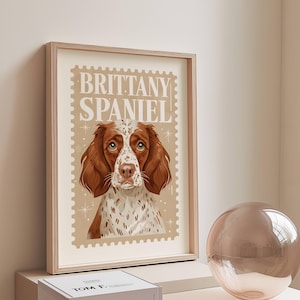 Stampa artistica di Brittany Spaniel / Poster di francobolli per cani / Decorazione per la casa con cartolina beige / Download di stampe digitali / Decorazione con dopamina