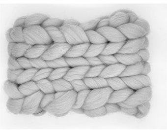 Handmade neck warmer in 100% Merino giant wool. Chunky Yarn, Giant Knitting Wool. Merino Wolle. High-quality giant wool. GREY