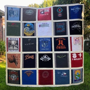 Può includere: Una trapunta realizzata con una varietà di t-shirt, con loghi e disegni di diverse band, città ed eventi. La trapunta è composta da 16 quadrati, ognuno con un design diverso. Alcuni dei disegni includono "Lenny Kravitz", "Chicago", "Six Flags", "Harvest Festival", "Hard Rock Cafe" e "Australia".