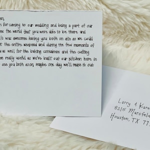 Notas de agradecimiento escritas a mano (papelería incluida) y dirección del sobre con mi letra (letras a mano - Ducha - Boda - Graduación)