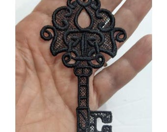 Adorno FSL bordado con llave antigua victoriana, marcapáginas de encaje o dije gótico para coche.