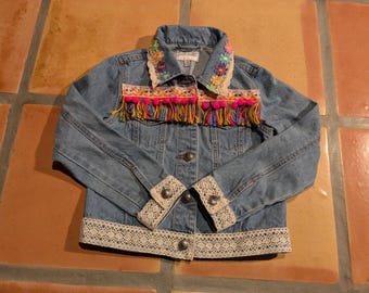 Chaqueta vaquera bohemia para niñas, talla 7/8 - Chaqueta vaquera reciclada con flecos arcoíris y encaje de ganchillo.