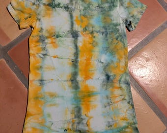 Camiseta teñida a mano con hielo, estilo tie-dye en tonos tierra, verde azulado y dorado, de Bella Canvas, corte ajustado.