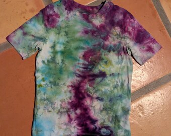 Camiseta infantil teñida con hielo, estampado tie-dye morado y verde con salpicaduras de acuarela, talla 4-5 (XS), teñida a mano.