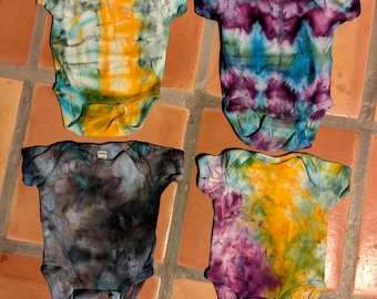 Body de bebé único con estampado tie-dye, body de piel de conejo teñido a mano con hielo, 6 meses.