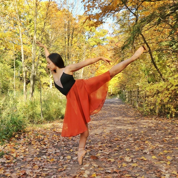 Jupe de ballet classique orange épicé citrouille de 20 po. - Robe de ballet en mousseline de polyester orange brûlé pour cours et répétitions | Ourlet roulotté assorti