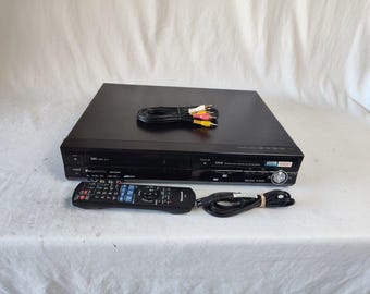Grabadora de VHS a DVD Panasonic modelo DMR-EZ485V con control remoto.
