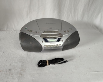 Reproductor de CD, radiocasete y reproductor de CD Sony CFD-S250, totalmente funcional.