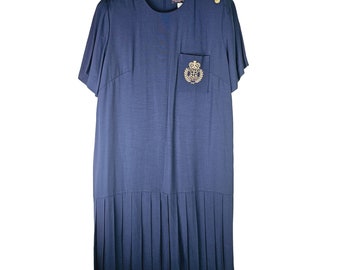 vintage des années 90 S.L. Robe plissée taille basse à boutons et à écusson Fashions, 18 WP