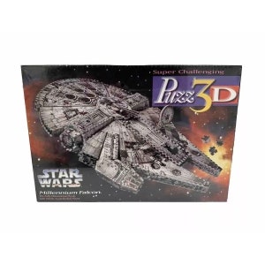 Puede incluir: Una caja de rompecabezas 3D del Halcón Milenario de Star Wars. La caja presenta una imagen en blanco y negro del Halcón Milenario contra un fondo espacial azul oscuro y morado. El texto "Super Challenging" y "Puxx 3D" están impresos en blanco sobre un fondo morado. El texto "Star Wars" está impreso en blanco sobre un fondo negro. El texto "Millennium Falcon" está impreso en blanco sobre un fondo negro. El texto "The Fully Dimensional Puzzle with Individually Interlocking Pieces" está impreso en blanco sobre un fondo negro.