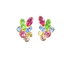 Pode incluir: Um par de brincos de pressão tipo cacho com um arranjo vibrante de strass facetados multicoloridos. As pedras incluem formatos marquise e redondos em tons de rosa choque, verde lima, azul claro e amarelo, montados em metal dourado.