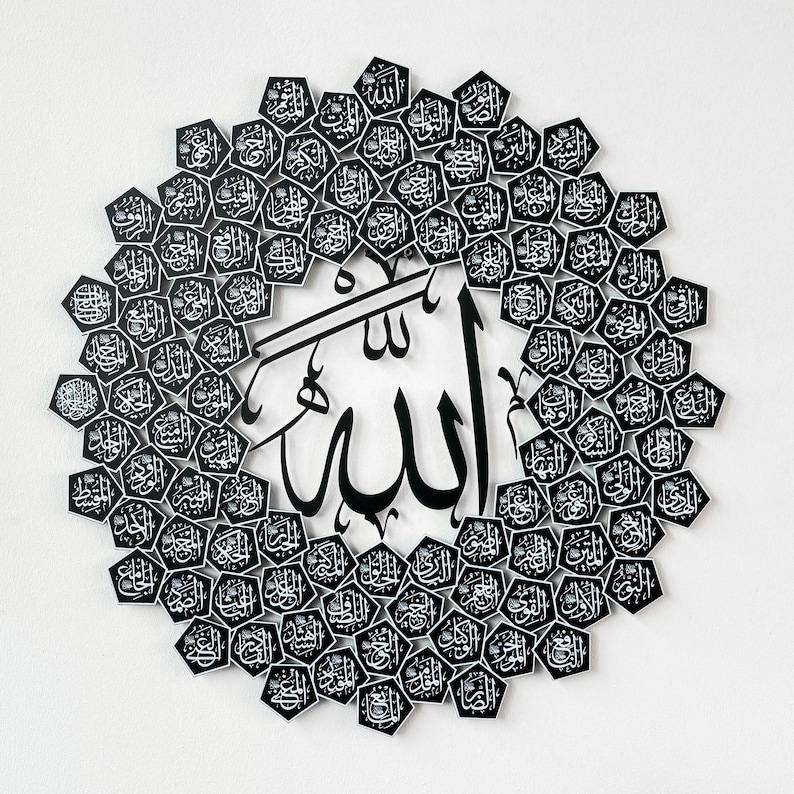 Peut inclure: Une &oelig;uvre d'art de calligraphie islamique en noir et blanc repr&eacute;sentant le mot &laquo;&nbsp;Allah&nbsp;&raquo; entour&eacute; d'un cercle de petits hexagones noirs et blancs avec du texte arabe.