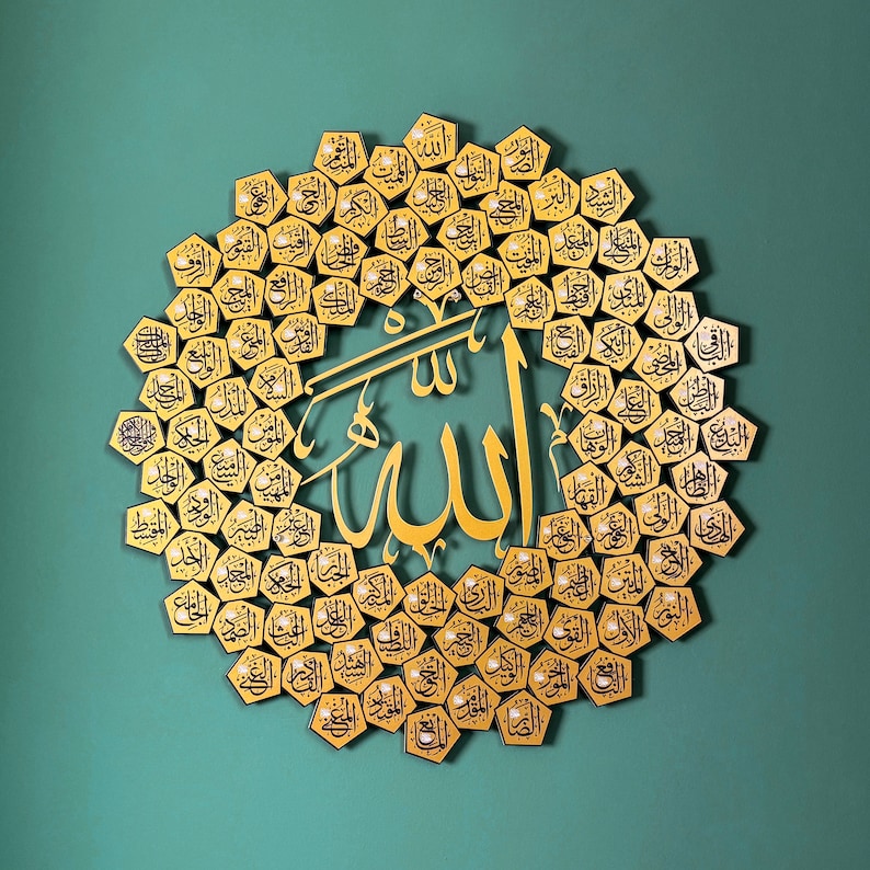 Peut inclure: Une d&eacute;coration murale dor&eacute;e repr&eacute;sentant le mot arabe "Allah" en grande taille, dans une police stylis&eacute;e, entour&eacute; d'une inscription arabe plus petite et r&eacute;p&eacute;t&eacute;e en forme de nid d'abeille.