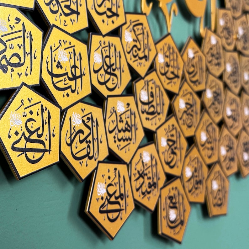 Peut inclure: Une d&eacute;coration murale en forme de nid d'abeille dor&eacute;e avec de la calligraphie arabe en noir et blanc. La d&eacute;coration pr&eacute;sente un motif r&eacute;p&eacute;titif de formes hexagonales avec le mot arabe "Allah" &eacute;crit dans chaque forme.