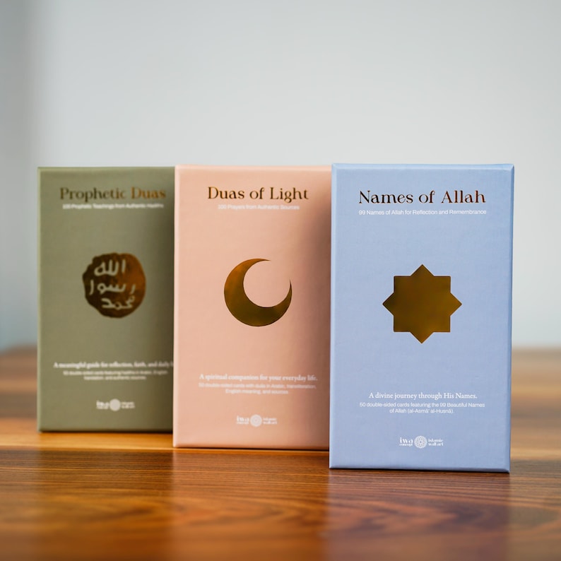 K&ouml;nnte beinhalten: Drei Hardcover-B&uuml;cher mit goldfarbenen Akzenten. Die B&uuml;cher sind in Gr&uuml;n-, Pfirsich- und Blaut&ouml;nen gehalten. Die Titel lauten "Prophetic Duas", "Duas of Light" und "Names of Allah". Jedes Buch hat ein anderes Symbol: arabischer Text, ein Mond und ein Stern.