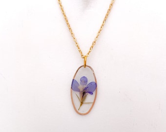 Collier oval doré inclusion de la fleur de Lobélia bleu cadeau pour elle