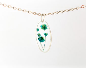 Collier de fleurs pressées de souffle de bébé bleu cadeau unique de fête des mères pour elle dans des bijoux de terrarium